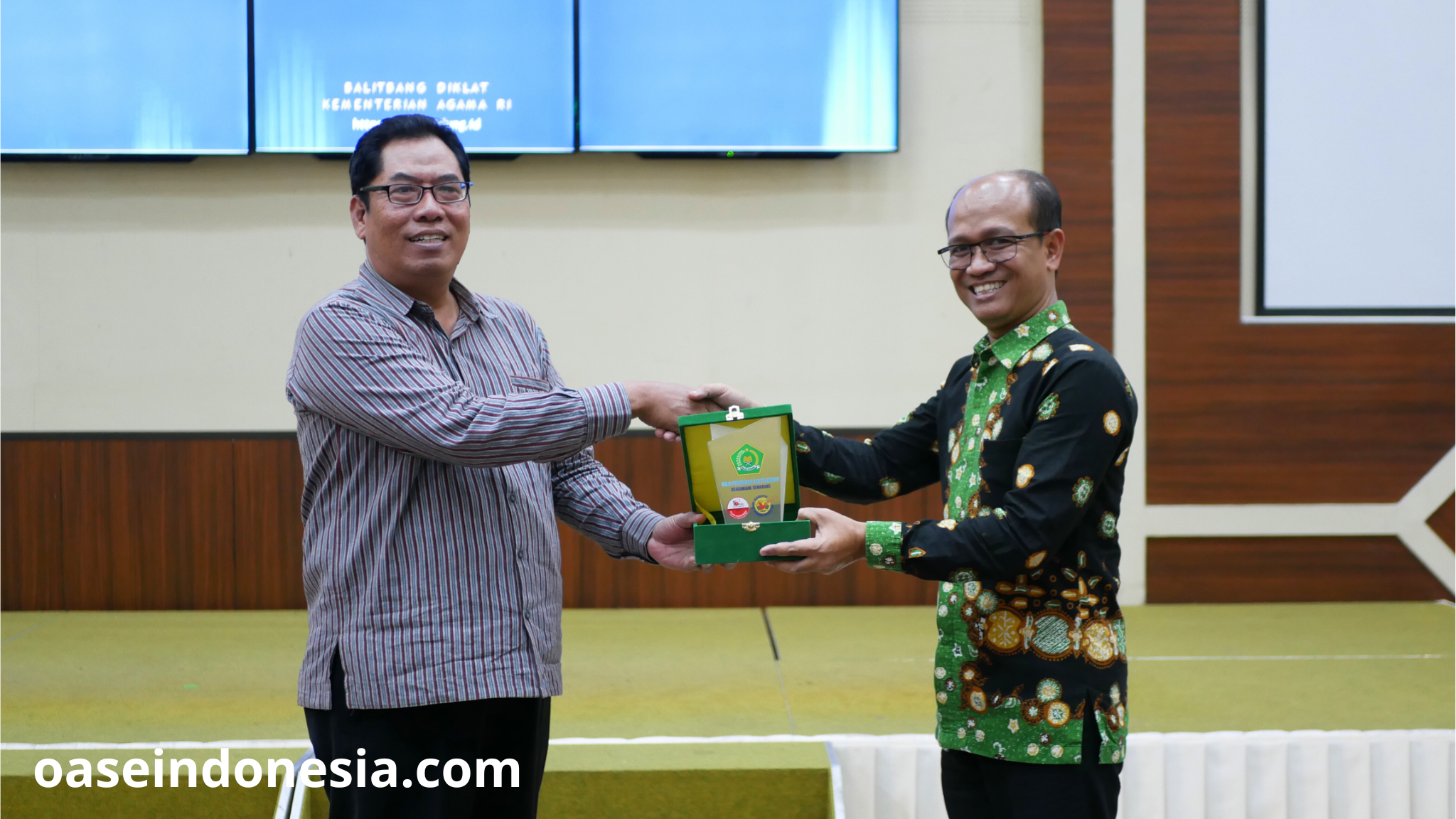 Kepala BDK Semarang memberikan simbolis kepada Kepala BDK Bandung